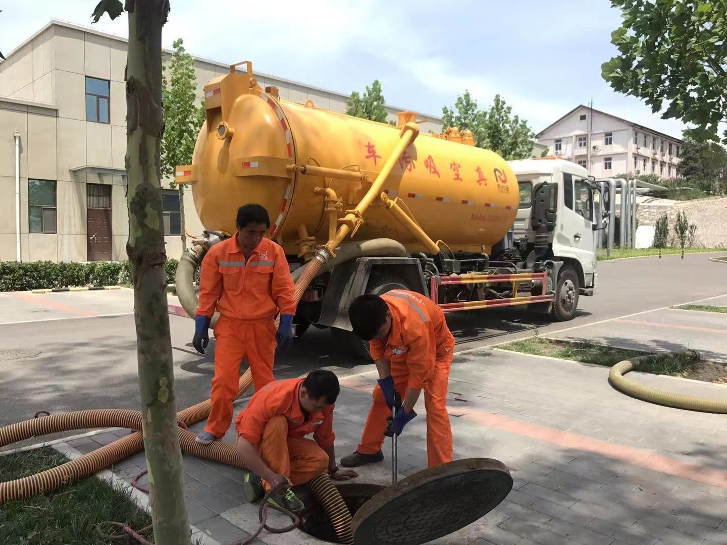 灵丘管道疏通车停在窨井附近