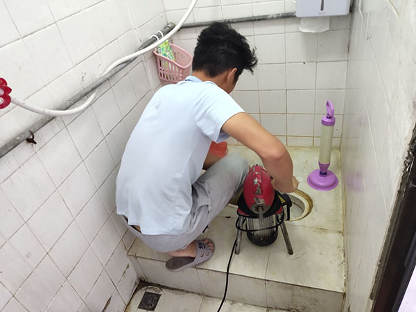 灵丘管道堵塞冒臭气 专业师傅现场解决问题