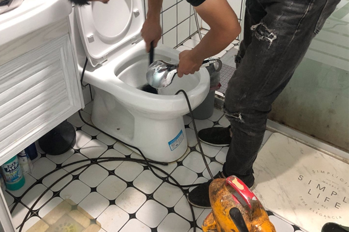 灵丘马桶堵塞自己疏通还是找师傅?专业上门服务让你省时更省心